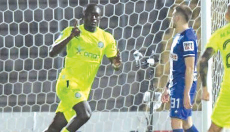 Ο Ντίκο πανηγυρίζει με Καμάου, Λάρσον το 2-2