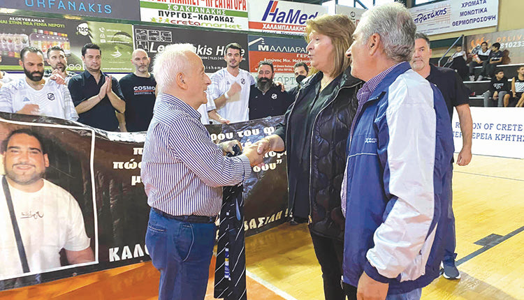 Ο κ. Καζανάκης παρέδωσε φανέλα του ΟΦΗ στους γονείς του Βασίλη Παδουβά