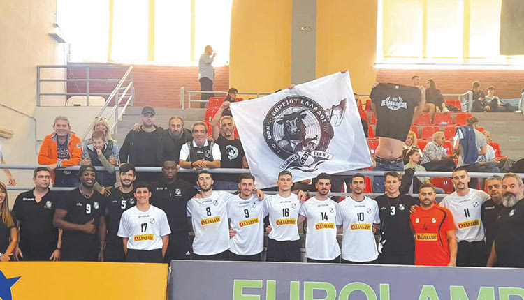 Η ομάδα του ΟΦΗ με τους φιλάθλους απο την Θεσσαλονίκη που την υποστήριξαν