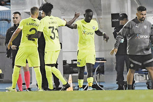 Ο Ντίκο πανηγυρίζει με Καμάου, Λάρσον το 2-2