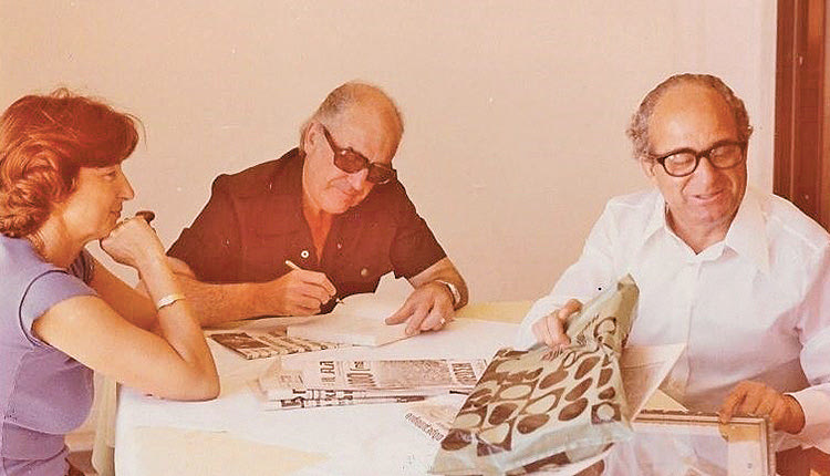 Η Ανθούσα και ο Στρατής Παπαγεωργίου στο ξενοδοχείο τους  με τον Ανδρέα Παπανδρέου