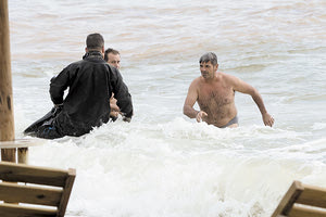 Ο Μιχάλης Σηφάκης, σύζυγος της άτυχης Ευγενίας, πέταξε τα ρούχα και βούτηξε στην τρικυμιώδη θάλασσα μόλις έγινε γνωστό ότι εντοπίστηκε ανθρώπινη σορός. Ο άνθρωπος λίγο αργότερα κατέρρευσε...