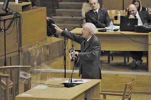 Προκλητικός για άλλη μία φορά εμφανίστηκε στη δίκη της Χρυσής Αυγής ο Κωνσταντίνος Πλεύρης, χαιρετώντας ναζιστικά ενόσω συνεδρίαζε το δικαστήριο