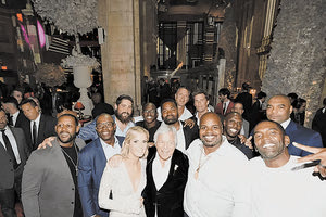 Ο ιδιοκτήτης των New England Patriots, Ρόμπερτ Κραφτ, παντρεύτηκε την Δρ. Ντάνα Μπλούμπεργκ σε έναν γάμο-έκπληξη με διάσημους καλεσμένους στη Νέα Υόρκη το βράδυ της Παρασκευής.