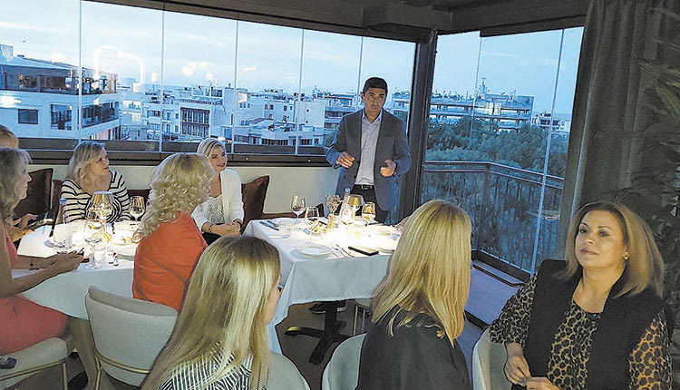 Ο υφυπουργός Αθλητισμού Λευτέρης Αυγενάκης συμμετείχε στη συνάντηση που πραγματοποίησε η πρόεδρος του Παραρτήματος Γυναικών Ελλάδας του Διεθνούς Επιμελητηρίου (ICC Women Hellas), Άννα Καμαρίδη, με σημαντικές γυναίκες του επιχειρείν από τον νομό μας και διοργανώθηκε με μεγάλη επιτυχία, έπειτα από πρωτοβουλία της Τζίνας Τσαντρίζου, υπεύθυνης Εξωστρέφειας του Συνδέσμου Επιχειρήσεων της Βιομηχανικής Περιοχής μας, αλλά και στην ICC Women Hellas για τις βιομηχανίες στην Κρήτη.