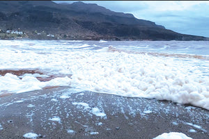 Ο αφρός στη θάλασσα θύμιζε λασπωμένο χιόνι