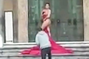 Οργή προκάλεσε μια Βρετανίδα που πόζαρε γυμνή στην κορυφή των μεγαλόπρεπων σκαλοπατιών του καθεδρικού ναού του Αγίου Ανδρέα στο Αμάλφι για μια φωτογράφιση.