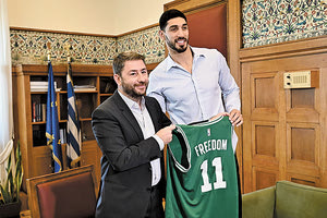 Συνάντηση με τον Ενές Καντέρ, ξεχωριστό αθλητή και άνθρωπο, είχε χθες ο πρόεδρος του ΠΑΣΟΚ-Κινήματος Αλλαγής