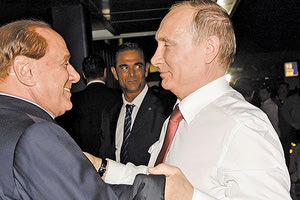 ο Σίλβιο Μπερλουσκόνι συνομιλεί με βουλευτές του κόμματός του, Φόρτσα Ιτάλια, και αναφέρεται σε αναθέρμανση των σχέσεών του με τον Βλαντίμιρ Πούτιν