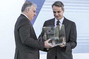 Ένα δώρο με ξεχωριστό συμβολισμό χάρισε ο Τάκης Θεοδωρικάκος στον Κυριάκο Μητσοτάκη κατά τη διάρκεια εκδήλωσης του Υπουργείου Προστασίας του Πολίτη για την ασφάλεια και τη μείωση της εγκληματικότητας. Πρόκειται για αντίγραφο του κράνους του πολεμιστή Μιλτιάδη.