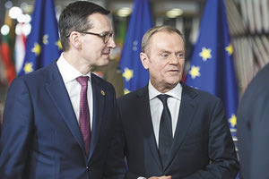 Ο ηγέτης της πολωνικής αντιπολίτευσης Ντόναλντ Τουσκ κατηγορεί ευθέως τον επικεφαλής της πολωνικής κυβέρνησης, Ματέους Μοραβιέτσκι, ότι εργάζεται για τις ρωσικές υπηρεσίες πληροφοριών! O Τουσκ ζητά σύσταση κοινοβουλευτικής εξεταστικής επιτροπής!