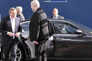 Ο Ιταλός πρωθυπουργός Μάριο Ντράγκι έφτασε με στιλ χθες στη Σύνοδο Κορυφής στις Βρυξέλλες, έχοντας μια αυτοκινητοπομπή από Maserati και αρκετές Alfa Romeo.