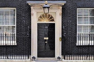 τρολαρισμα στην αγγλια πρωθυπουργία λιζ τρας