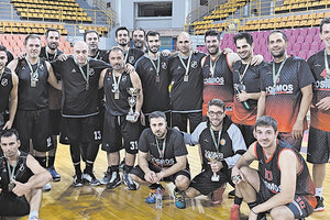 Οι παλαίμαχοι του ΟΦΗ και η ομάδα του Cosmosport που έπαιξαν στον τελικό