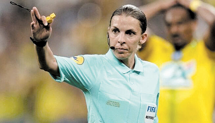 Τρεις γυναικείες σφυρίχτρες στο Μουντιάλ