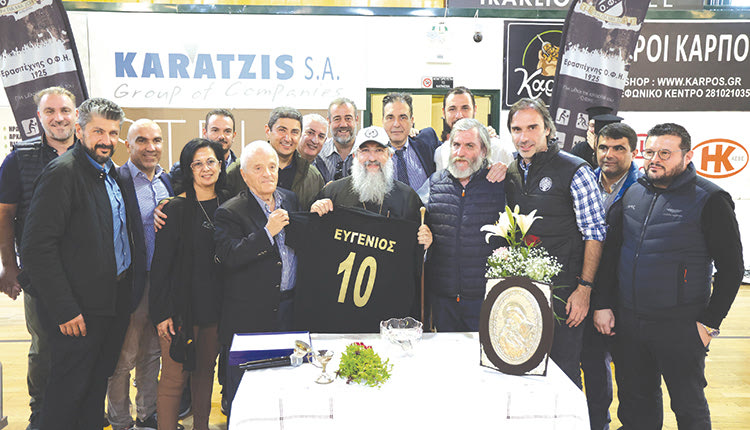 Ο αρχιεπίσκοπος Κρήτης Ευγένιος με τους παράγοντες του ΟΦΗ και τον κ. Αυγενάκη