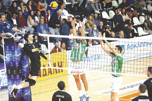 Ο Αμπράο σε μια προσπάθειά του στο ματς του ΟΦΗ με τον Παναθηναϊκό