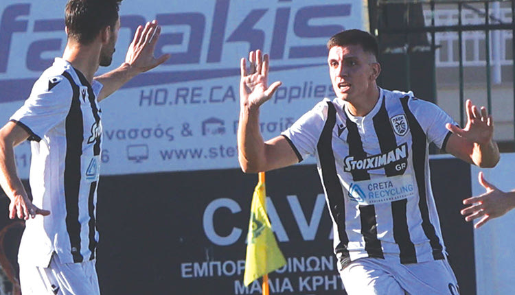 Ο Κουράκης πανηγυρίζει ένα απο τα δύο γκολ που πέτυχε στο ματς του ΠΑΟΚ με τον Κεραυνό