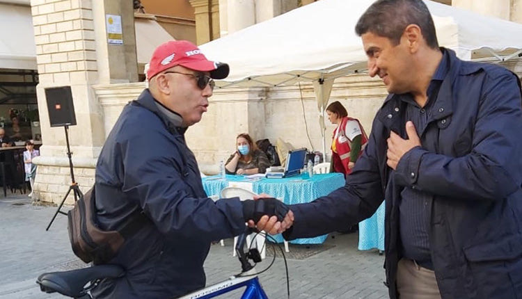 Ηλικιωμένοι, νέοι, γονείς με τα καροτσάκια των παιδιών τους συμμετείχαν χθες στην πρωτοβουλία του Συλλόγου Στήριξης Ασθενών με Νεοπλασματική νόσο «Ευ Ζω με τον Καρκίνο», στο κέντρο του Ηρακλείου, όπου έγινε ενημέρωση σχετικά με την πρόληψη του καρκίνου του μαστού, στο πλαίσιο του 7ου Περιπάτου “Ευ Ζω με τον Καρκίνο”.