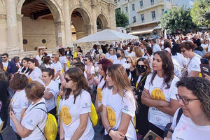 Ηλικιωμένοι, νέοι, γονείς με τα καροτσάκια των παιδιών τους συμμετείχαν χθες στην πρωτοβουλία του Συλλόγου Στήριξης Ασθενών με Νεοπλασματική νόσο «Ευ Ζω με τον Καρκίνο», στο κέντρο του Ηρακλείου, όπου έγινε ενημέρωση σχετικά με την πρόληψη του καρκίνου του μαστού, στο πλαίσιο του 7ου Περιπάτου “Ευ Ζω με τον Καρκίνο”.