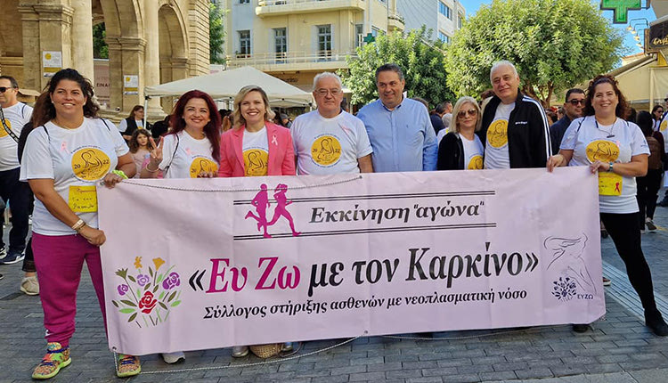 Ηλικιωμένοι, νέοι, γονείς με τα καροτσάκια των παιδιών τους συμμετείχαν χθες στην πρωτοβουλία του Συλλόγου Στήριξης Ασθενών με Νεοπλασματική νόσο «Ευ Ζω με τον Καρκίνο», στο κέντρο του Ηρακλείου, όπου έγινε ενημέρωση σχετικά με την πρόληψη του καρκίνου του μαστού, στο πλαίσιο του 7ου Περιπάτου “Ευ Ζω με τον Καρκίνο”.