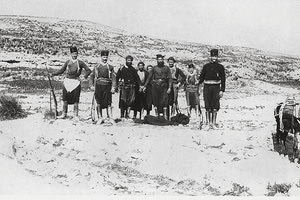 ΦΩΤΟΗΜΕΡΑΣ: Αρχές του περασμένου αιώνα Κρήτες Χωροφύλακες συνοδεύουν δύο κακοποιούς, πιθανώς ζωοκλέφτες, που φέρνουν χειροπέδες. (Φωτο Γ. Μαραγιάννης)