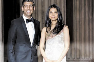 Ο Ρίσι Σούνακ είναι  λοιπόν  ο νέος πρωθυπουργός στο Ηνωμένο Βασίλειο μετά την παραίτηση της Λιζ Τρας. Η πάμπλουτη σύζυγός του, Αξάτα Μούρτι, είναι κόρη του δισεκατομμυριούχου ιδρυτή της εταιρείας τεχνολογίας «Infosys», Ναραγιάνα Μούρτι