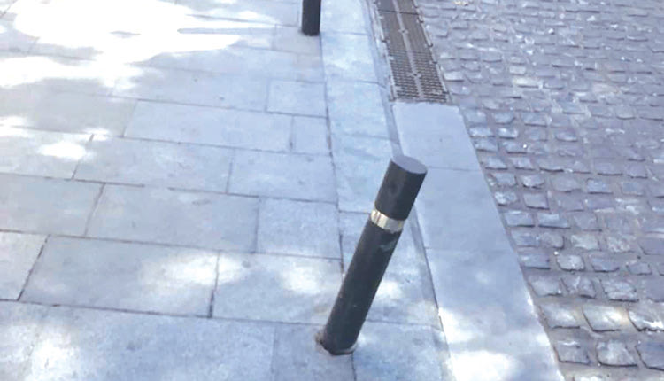 Τα μεταλλικά εμπόδια άρχισαν κιόλας  να γέρνουν, όσα δεν έχουν πέσει!