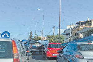 Έως και 700 μέτρα έφθανε η διπλή ουρά επί του ΒΟΑΚ στο ρεύμα προς Άγιο, χωρίς καν να εκτελούνται έργα