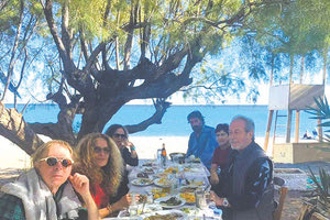 Μεζεδάκια δίπλα στην θάλασσα μιας... καλοκαιρινής Ιεράπετρας, απόλαυσαν χθες τα μέλη της Κριτικής Επιτροπής, Σοφία Φιλιππίδου, Έρση Βασιλικιώτη, Τηλέμαχος Μουδατσάκης, Νίκος Βερλέκης, παρέα με τον Γρηγόρη Βαλτινό