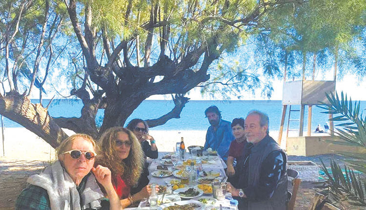 Μεζεδάκια δίπλα στην θάλασσα μιας... καλοκαιρινής Ιεράπετρας, απόλαυσαν χθες τα μέλη της Κριτικής Επιτροπής, Σοφία Φιλιππίδου, Έρση Βασιλικιώτη, Τηλέμαχος Μουδατσάκης, Νίκος Βερλέκης, παρέα με τον Γρηγόρη Βαλτινό