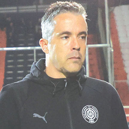 Καλός χρυσός,  και κύριος, ο Πέδρο Καραβέλα αλλά στον πάγκο πήρε μερικές από τις συνήθειες του Νιόπλια.