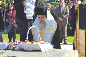 ο Αρχιεπίσκοπος Κρήτης, κ. Ευγένιος, στο μνημόσυνο για τον κορυφαίο Κρητικό λογοτέχνη και στοχαστή, Νίκο Καζαντζάκη, που έγινε στον τάφο του, στα τείχη του Ηρακλείου, προέβη σε μία συγκινητική κίνηση, εναπόθεσε ένα καλάθι φρούτα και γονάτισε μπροστά του!