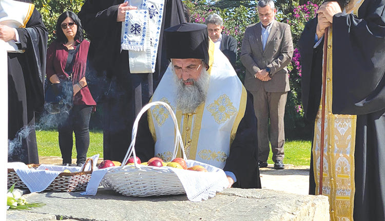 ο Αρχιεπίσκοπος Κρήτης, κ. Ευγένιος, στο μνημόσυνο για τον κορυφαίο Κρητικό λογοτέχνη και στοχαστή, Νίκο Καζαντζάκη, που έγινε στον τάφο του, στα τείχη του Ηρακλείου, προέβη σε μία συγκινητική κίνηση, εναπόθεσε ένα καλάθι φρούτα και γονάτισε μπροστά του!