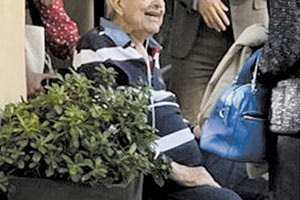 Μια σπάνια έξοδο για γεύμα στο κέντρο της Αθήνας έκανε ο τέως βασιλιάς Κωνσταντίνος με μέλη της οικογένειάς του.