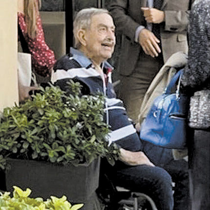 Μια σπάνια έξοδο για γεύμα στο κέντρο της Αθήνας έκανε ο τέως βασιλιάς Κωνσταντίνος με μέλη της οικογένειάς του.