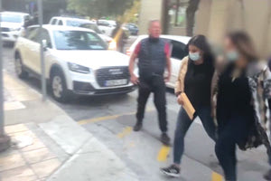 Πρωινή πρωινή και από την πίσω πόρτα των δικαστηρίων η προσαγωγή της 38χρονης