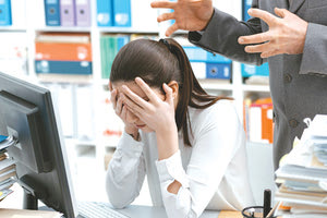 ΕΡΓΑΣΙΑΚΟΣ ΕΚΦΟΒΙΣΜΟΣ: Τι ακούν οι ξενοδοχοϋπάλληλοι από τους προϊσταμένους τους