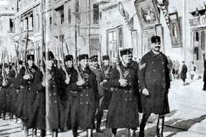 ΦΩΤΟΗΜΕΡΑΣ: Κρήτες χωροφύλακες μπαίνουν στη Θεσσαλονίκη τον Οκτώβριο του 1912