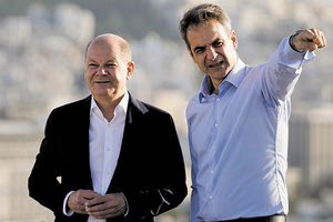 τι ειπώθηκε μεταξύ Μητσοτάκη και Σολτς πίσω από τις κάμερες