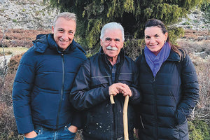 Στις κορυφές των Κρητικών βουνών,  παρέα με τον Βασίλη Σκουλά, βρέθηκαν η Όλγα Κεφαλογιάννη και ο σύζυγός της Μίνως Μάτσας,