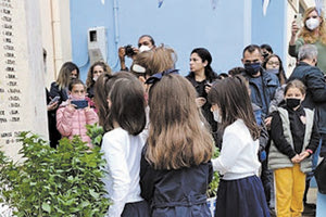 Σε μια καταγγελία που προκαλεί αίσθηση και αφορά διευθυντή σχολείου που φέρεται να ζήτησε 50 ευρώ από μετανάστες γονείς για το στεφάνι που θα κατέθετε το παιδί τους ανήμερα της 28ης Οκτωβρίου, προχώρησε ο διευθύνων σύμβουλος της Metron Analysis, Στράτος Φαναράς, με ανάρτησή του στο Facebook.