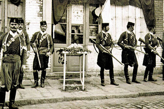 ΦΩΤΟΗΜΕΡΑΣ: ΜΟΝΑΔΑ Κρητών χωροφυλάκων φρουρούν σημείο στη Θεσσαλονίκη το 1912