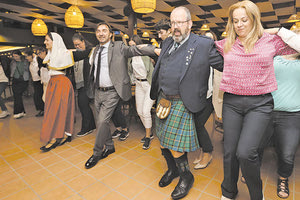 Και μαθήματα κρητικού χορού στον Σκωτσέζο σύνεδρο έδωσαν ο Γιώργος Αλεξάκης και η σύζυγος του, Άννα Κοσμαδάκη.