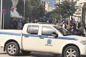 Εκατοντάδες άνθρωποι συγκεντρώθηκαν το πρωί του Σαββάτου στη Δικαιοσύνης, προκειμένου να δουν μετά την απολογία της την 38χρονη που επιτέθηκε με οξύ στον πρώην σύζυγό της.