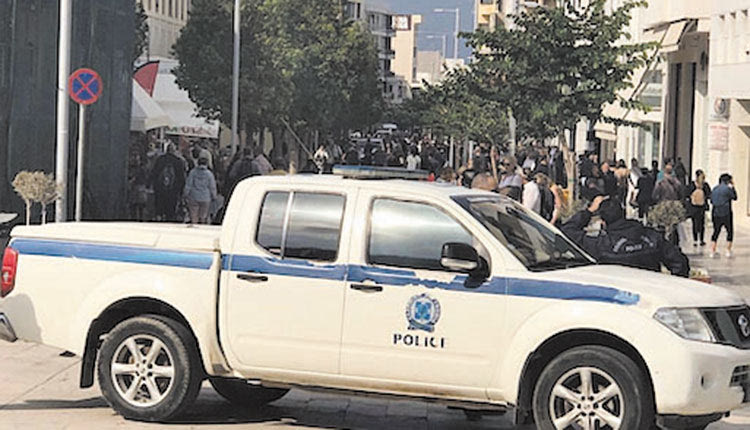 Εκατοντάδες άνθρωποι συγκεντρώθηκαν το πρωί του Σαββάτου στη Δικαιοσύνης, προκειμένου να δουν μετά την απολογία της την 38χρονη που επιτέθηκε με οξύ στον πρώην σύζυγό της.