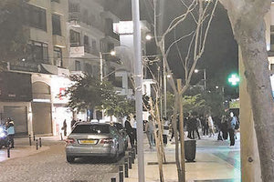 Και αφού αυτοκίνητα πάνε και έρχονται στον πεζοδρομημένο «σταυρό» στο κέντρο του Ηρακλείου, πού το κακό να γίνει και μια πιάτσα ΤΑΞΙ επί της Δικαιοσύνης πάνω στους κυβόλιθους