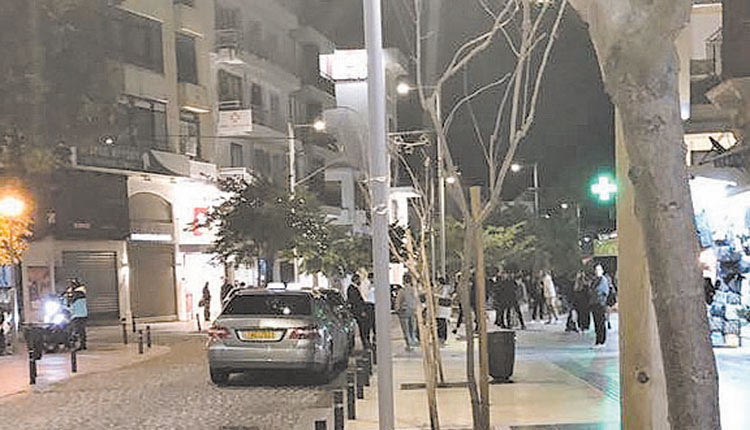 Και αφού αυτοκίνητα πάνε και έρχονται στον πεζοδρομημένο «σταυρό» στο κέντρο του Ηρακλείου, πού το κακό να γίνει και μια πιάτσα ΤΑΞΙ επί της Δικαιοσύνης πάνω στους κυβόλιθους