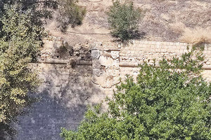 Μαζί με το τείχος σβήνουν βασανιστικά και σπουδαία  για την αρχιτεκτονική ιστορική και καλλιτεχνική τους αξία εντοιχισμένα βενετσιάνικα ανάγλυφα της  οχύρωσης, όπως αυτό  στο τμήμα μεταξύ της πύλης Ιησού και του Μαρτινέγκο, το οποίο εκτοπίζεται από τα ξερόχορτα και από την αδιαφορία όσων δεν φροντίζουν για τη διατήρηση και τη συντήρησή του. 