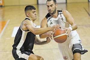 O Mποχωρίδης με αντίπαλο τον Μιχαήλ στο χθεσινό παιχνίδι